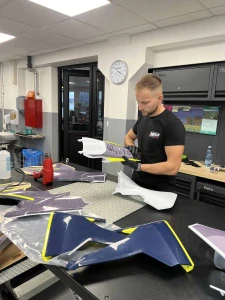 Aplikácia (lepenie) polepu na plastové sady - reklamná činnosť- Zľava 20%