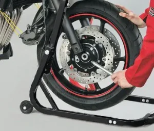Montáž predného motokolesa z/na motocykel