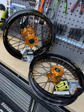 Haanwheels Tubeless Supermoto 690SMC komplet kolesá + cush Drive ORANGE