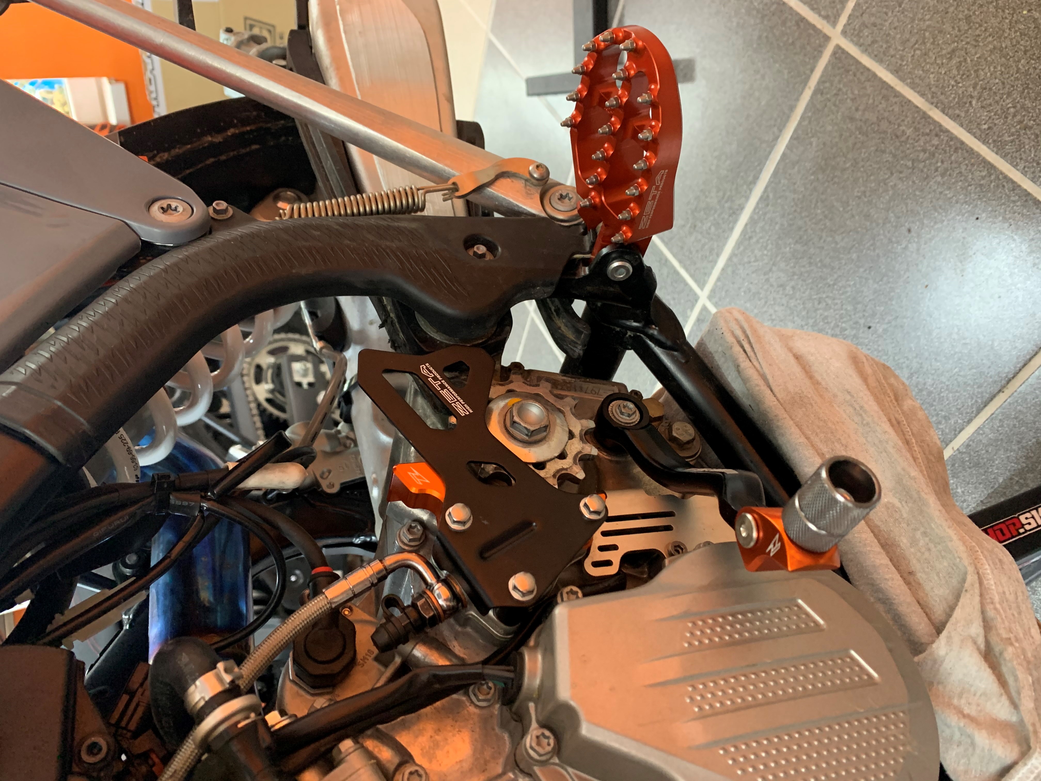 ZETA Racing stupačky KTM 16-, Husq 16- oranžové